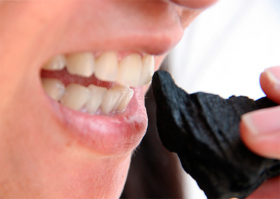 Tentando clarear os dentes com carvão comum, você pode fazer mais mal do que bem.