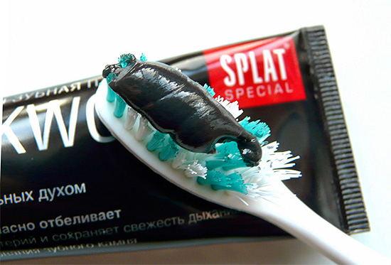 Um exemplo de creme dental branqueador a carvão é o Splat Blackwood.
