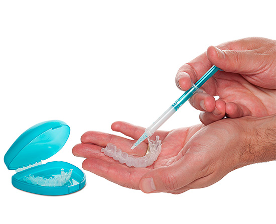 Muito eficaz e, ao mesmo tempo, relativamente seguro é o clareamento controlado dos dentes em casa, usando a tampa individual.