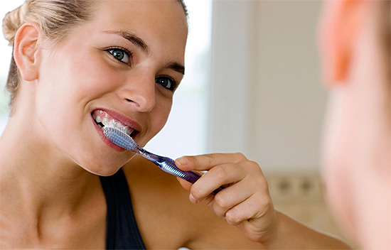 Um dos métodos mais populares de clareamento dos dentes é o uso de cremes dentais clareadores.