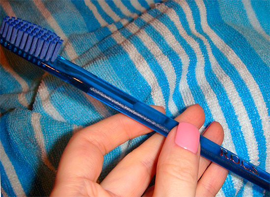 Escova de dentes branqueadora ROCS com cristais de carbonato de cálcio.