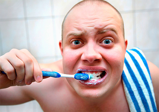 La conseguenza indesiderata più comune dell'uso di una pasta sbiancante è l'aumento della sensibilità dei denti.