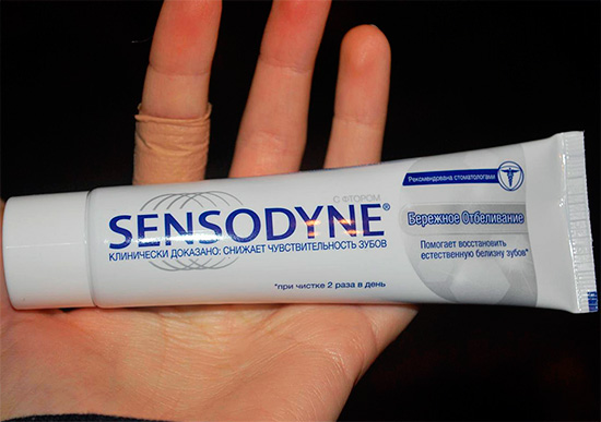 A foto mostra uma pasta para dentes sensíveis - Sensodyne Clareamento suave.