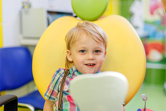 Durante l'esame di un bambino, un ortodontista non solo valuta l'occlusione e le condizioni della cavità orale ...