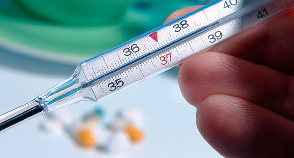 As complicações decorrentes de implantes dentários também incluem um aumento significativo da temperatura corporal, às vezes acima de 39 graus.