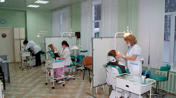 A foto mostra um exemplo de consultório odontológico em uma clínica da cidade.