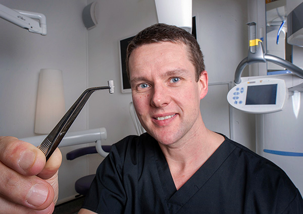 Clínicas e médicos diferentes podem dar garantias diferentes para os serviços de implantes dentários.