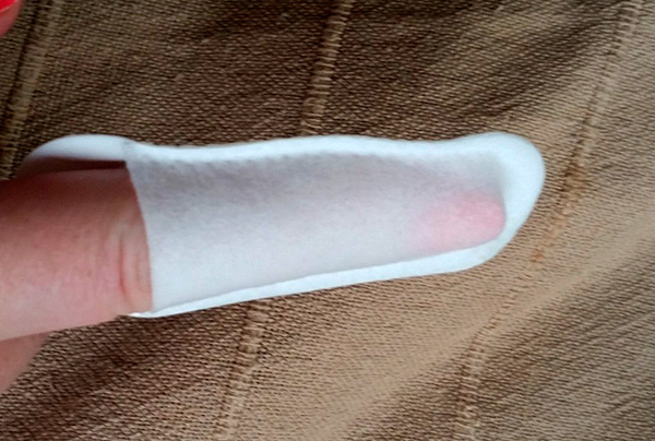 Você também pode usar a ponta dos dedos ou apenas uma gaze para escovar os dentes em crianças.