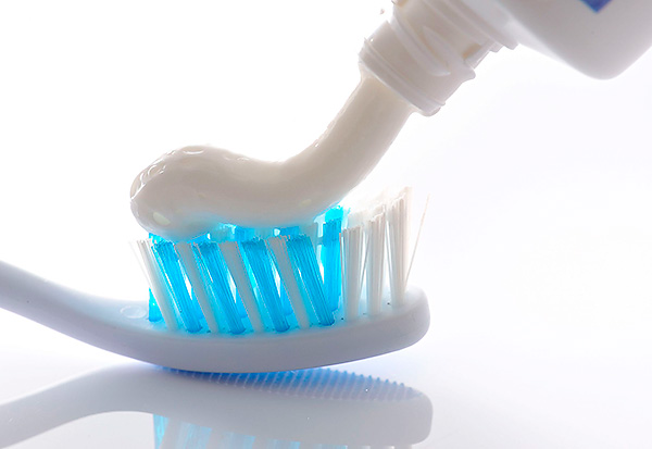 La dentiera Clasp viene pulita con uno spazzolino e un dentifricio.
