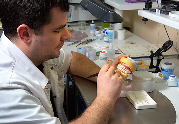 A qualidade da prótese acabada depende em grande parte do trabalho coordenado do cirurgião ortopédico e do técnico em odontologia.