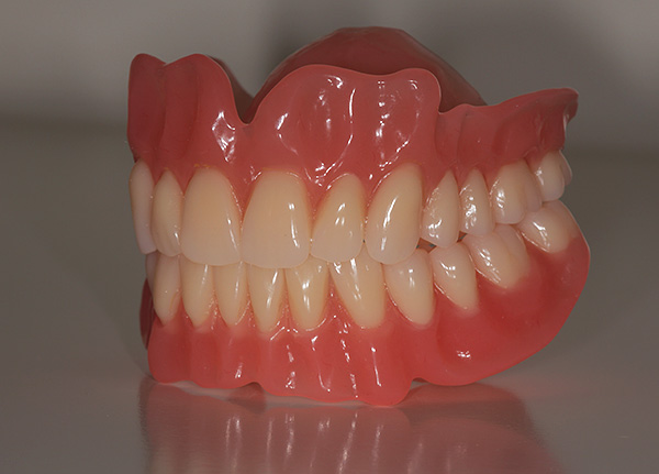 Os preços para a fabricação de uma prótese acrílica em clínicas odontológicas podem variar significativamente.