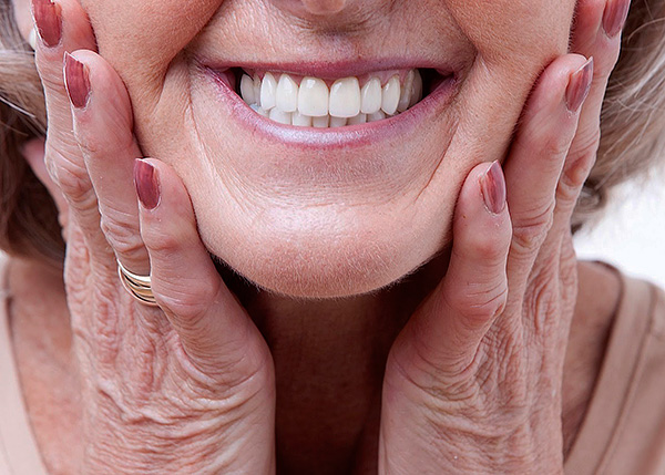 Em alguns casos, com a ajuda de próteses acrílicas, é realmente possível obter uma boa estética e a um preço muito razoável ...