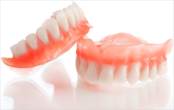 Na ausência de todos os dentes na mandíbula, é utilizada a chamada prótese total, ou seja, restaurando completamente toda a dentição.