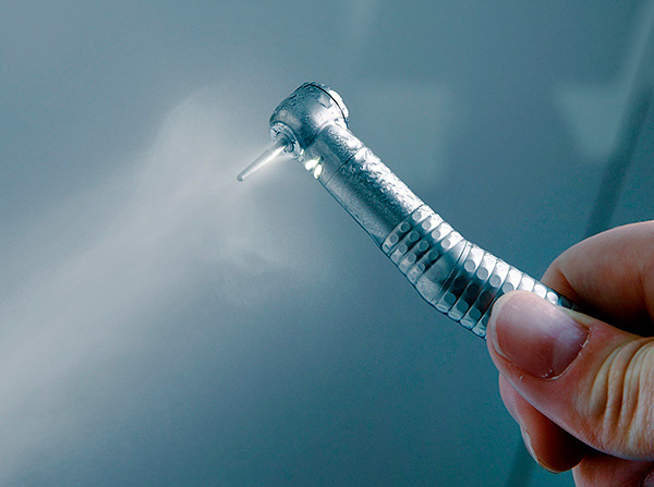 I trapani moderni utilizzano il raffreddamento ad aria / acqua per prevenire il surriscaldamento dei tessuti duri preparati.