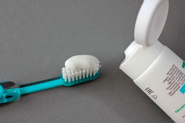Quando si sceglie il dentifricio, in particolare per i denti sensibili, è importante considerare una serie di sfumature ...