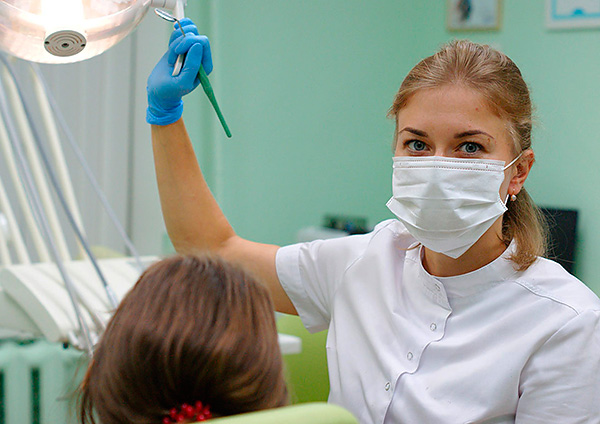 In caso di problemi dopo l'estrazione del dente, è meglio giocare in sicurezza e consultare un medico per un consiglio.