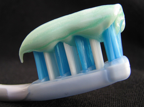 Cuidar de uma prótese de fecho envolve escovar diariamente com uma escova de dentes e colar.