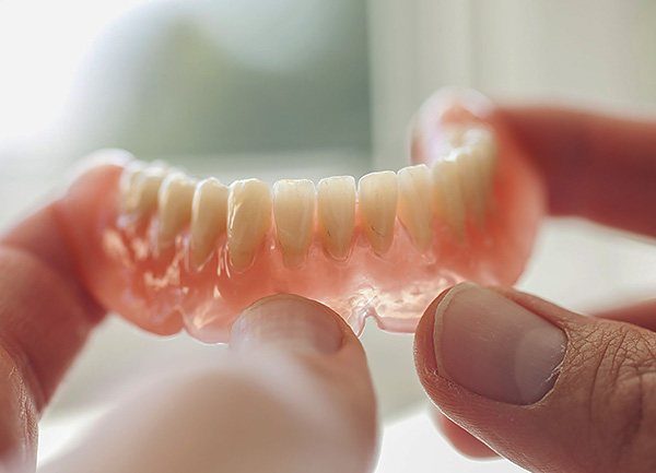Vamos ver o que as próteses podem ser usadas hoje com a completa ausência de dentes na cavidade oral ...