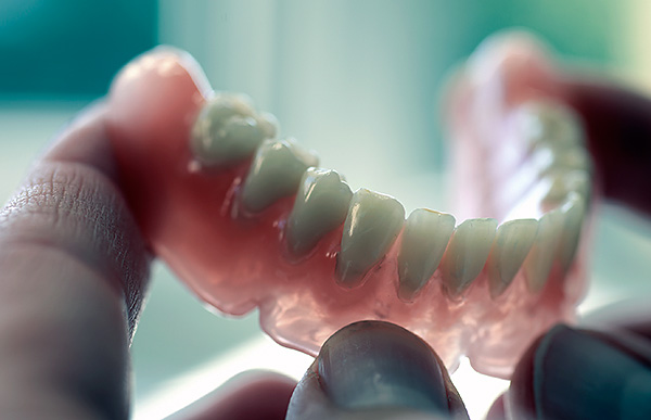 As próteses de nylon macio são significativamente mais confortáveis ​​de usar do que os acrílicos duros.