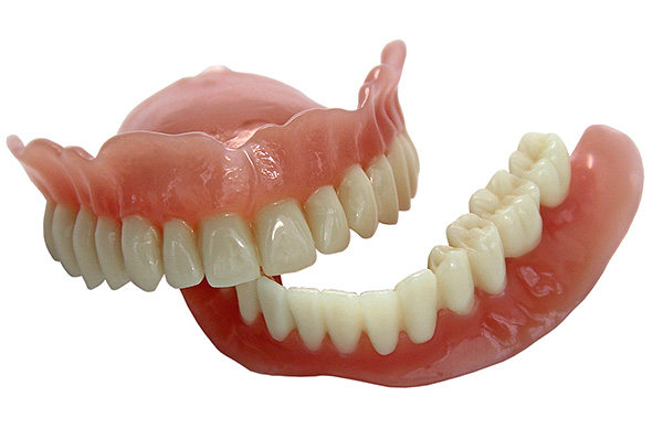 É útil ter em mente que muitos remédios populares para dentaduras realmente os estragam.
