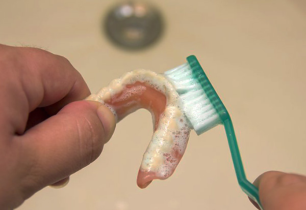 O componente mais importante de um atendimento abrangente à prótese é a limpeza regular com escova e creme dental.