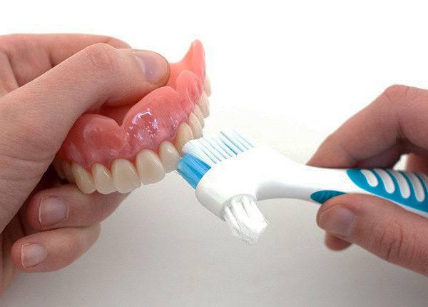 Para a limpeza, é útil usar uma escova de dentes especial ...