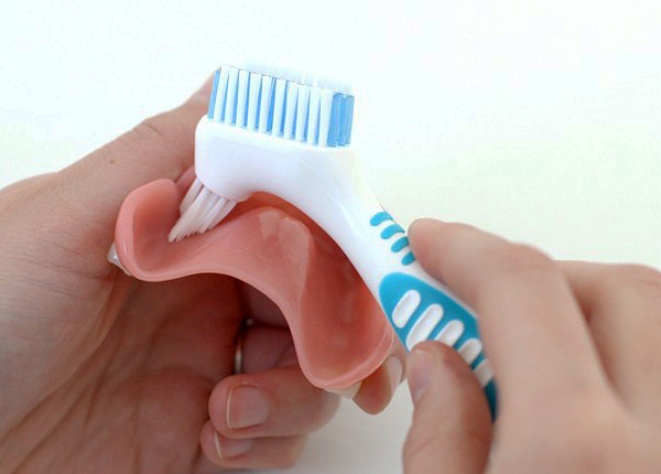 Essa escova possui dois tipos de cerdas - para limpar as superfícies interna e externa da prótese.