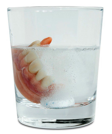 O uso de comprimidos efervescentes para limpar dentaduras permite dissolver quimicamente a placa bacteriana nelas.