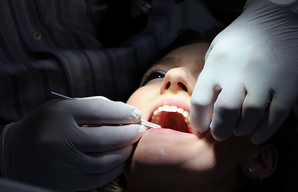 Em alguns casos, os dentistas recorrem a métodos duvidosos na tentativa de obter mais dinheiro do paciente ...