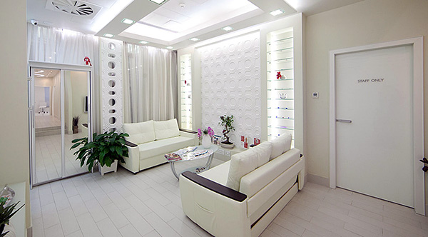 E parece uma sala de espera em um dos dentistas particulares.