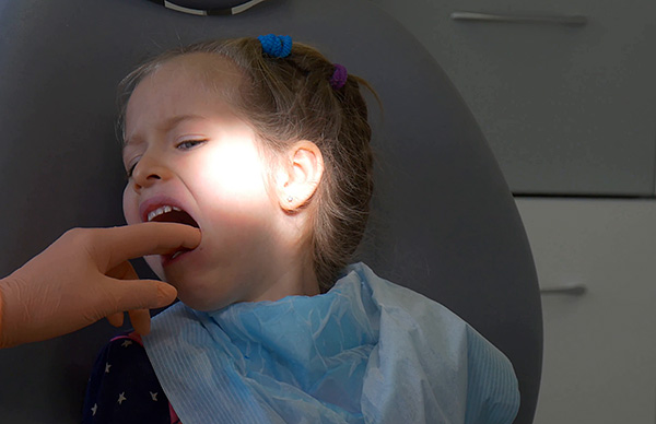 Muitas crianças ficam em pânico, não apenas com os dentistas, mas também com todos os médicos em geral - isso é importante a considerar.