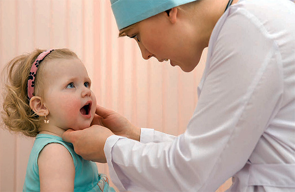 É necessário levar a criança a uma consulta com um dentista pediátrico ...