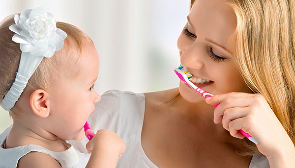 Você pode ensinar seu bebê a escovar os dentes independentemente dos 2-4 anos de idade.