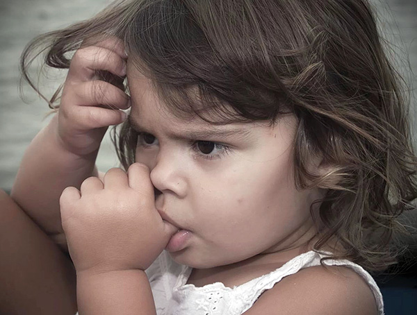 O hábito de chupar um dedo muitas vezes leva a uma mudança na posição dos dentes em relação ao normal.